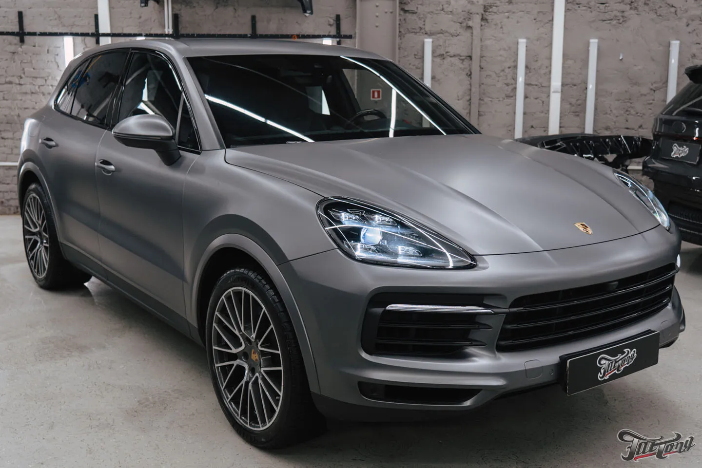 Porsche Cayenne в шикарном сером цвете: оклеили автомобиль в матовый винил!